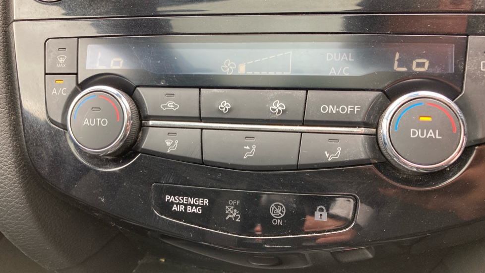 Nissan Qashqai 1.3 DiG-T N-Connecta 5dr Petrol Hatchback - Image 27