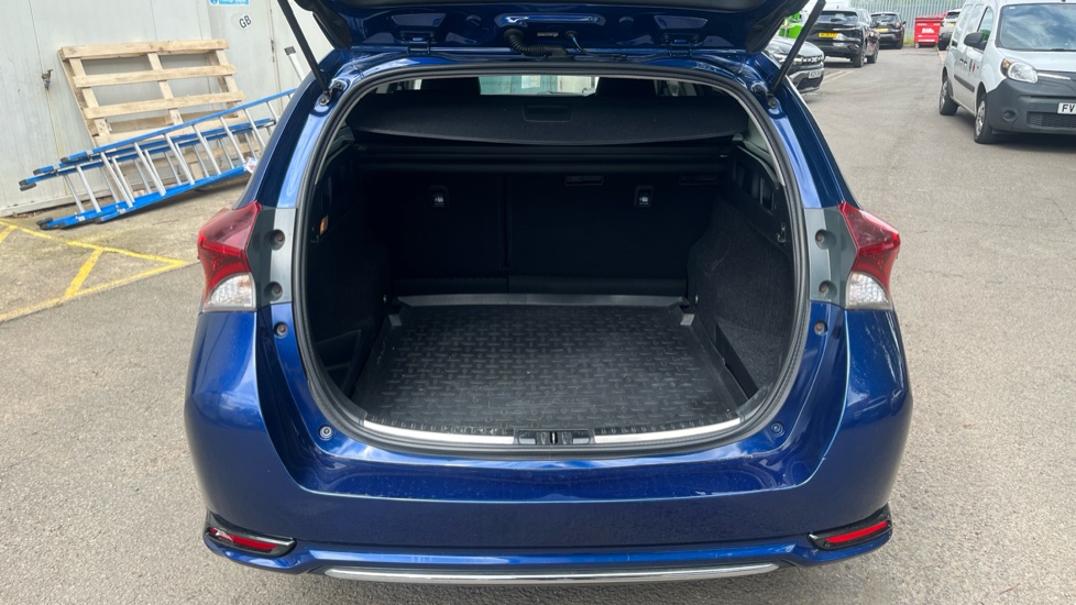 Toyota Auris 1.8 Hybrid Design TSS 5dr CVT Hybrid Estate - Image 4