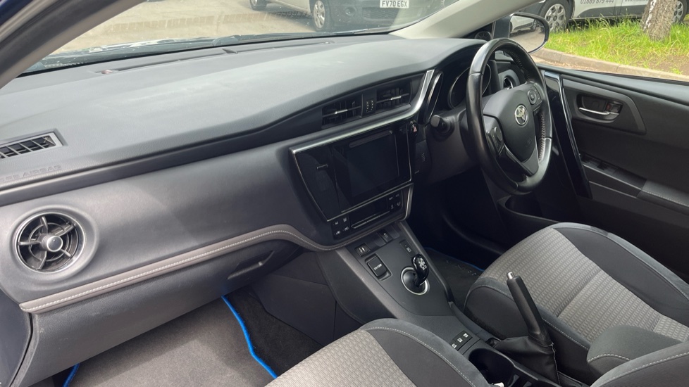 Toyota Auris 1.8 Hybrid Design TSS 5dr CVT Hybrid Estate - Image 9