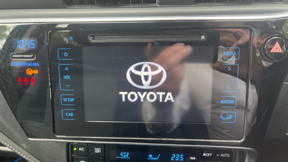 Toyota Auris 1.8 Hybrid Design TSS 5dr CVT Hybrid Estate - Image 12