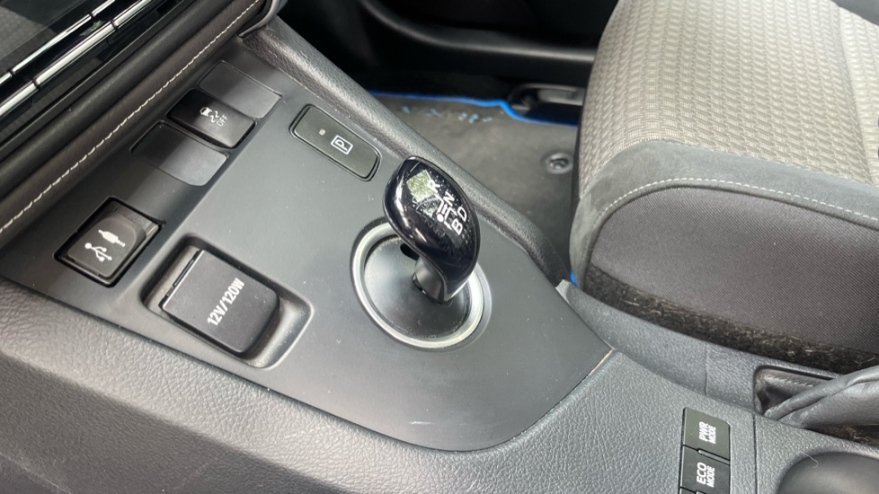 Toyota Auris 1.8 Hybrid Design TSS 5dr CVT Hybrid Estate - Image 13