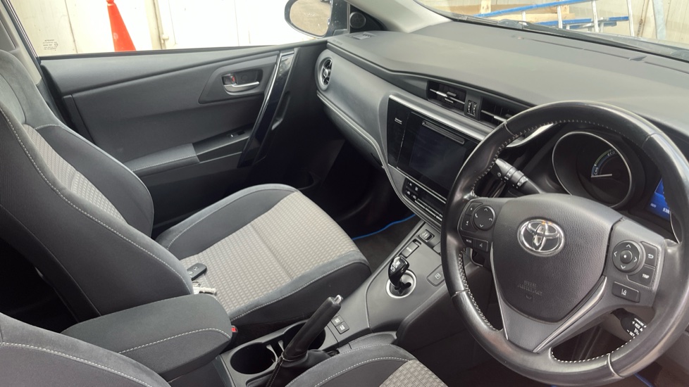 Toyota Auris 1.8 Hybrid Design TSS 5dr CVT Hybrid Estate - Image 14