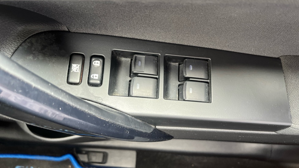Toyota Auris 1.8 Hybrid Design TSS 5dr CVT Hybrid Estate - Image 35