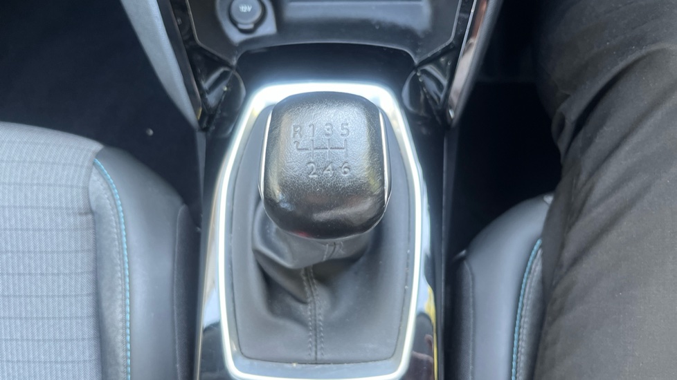 Peugeot 208 1.2 PureTech 100 Allure Premium 5dr Petrol Hatchback - Image 30