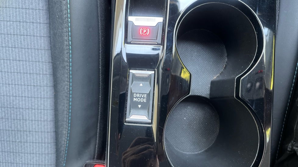 Peugeot 208 1.2 PureTech 100 Allure Premium 5dr Petrol Hatchback - Image 31