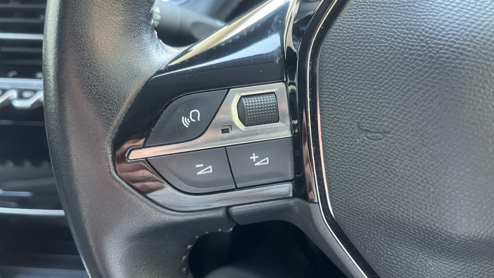 Peugeot 208 1.2 PureTech 100 Allure Premium 5dr Petrol Hatchback - Image 32