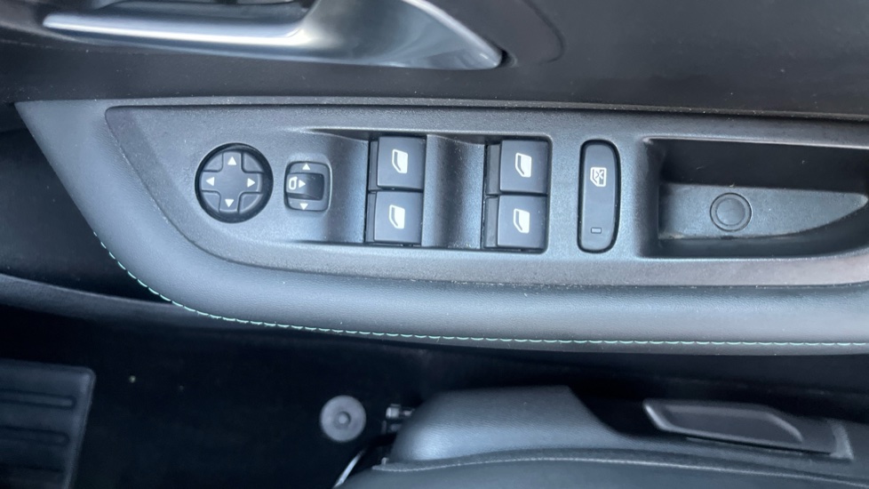 Peugeot 208 1.2 PureTech 100 Allure Premium 5dr Petrol Hatchback - Image 35