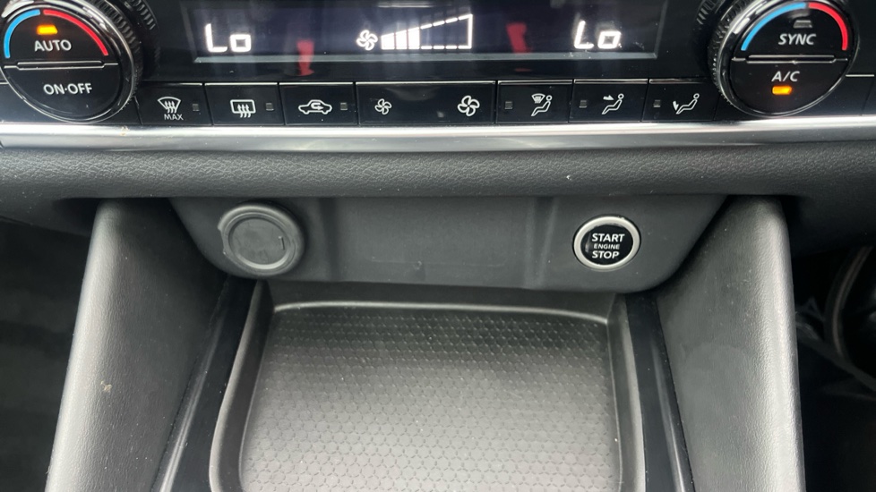Nissan Qashqai 1.3 DiG-T MH N-Connecta 5dr Petrol Hatchback - Image 28