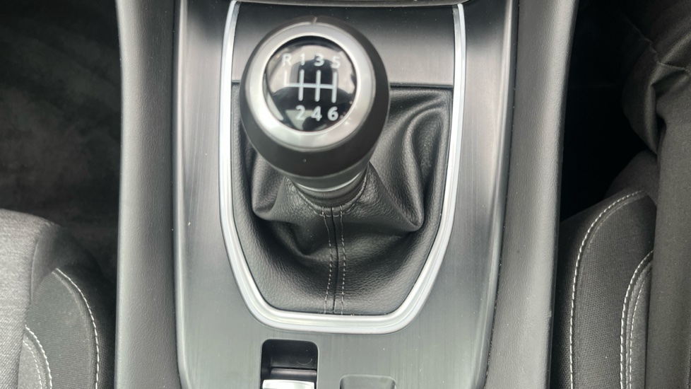 Nissan Qashqai 1.3 DiG-T MH N-Connecta 5dr Petrol Hatchback - Image 29