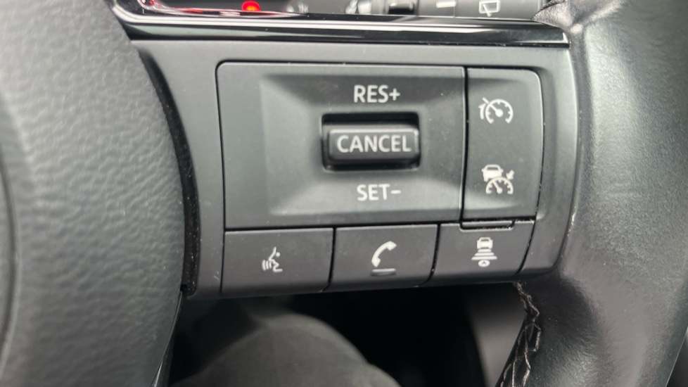 Nissan Qashqai 1.3 DiG-T MH N-Connecta 5dr Petrol Hatchback - Image 33