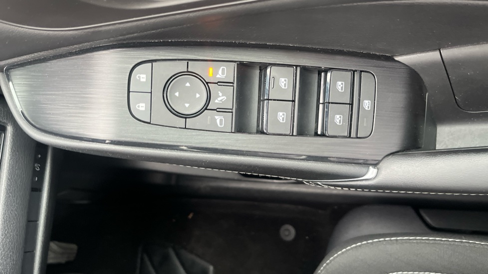 Nissan Qashqai 1.3 DiG-T MH N-Connecta 5dr Petrol Hatchback - Image 35