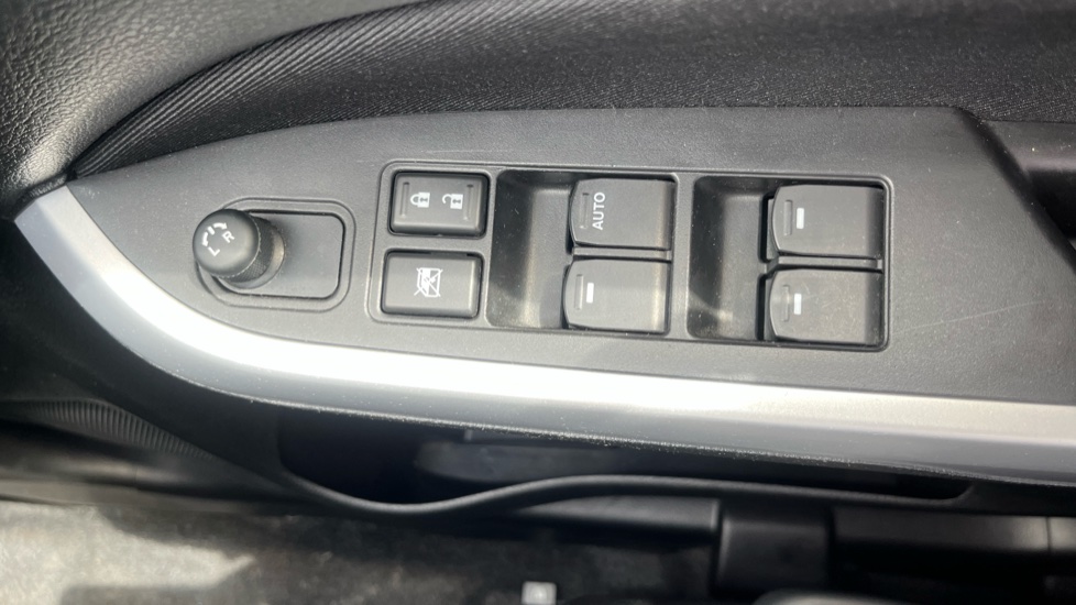 Suzuki Vitara 1.6 SZ-T Kuro 5dr Petrol Estate - Image 33