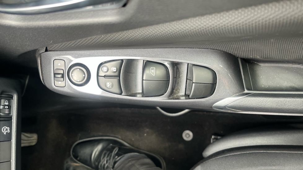 Nissan Juke 1.0 DiG-T 114 Acenta 5dr Petrol Hatchback - Image 32
