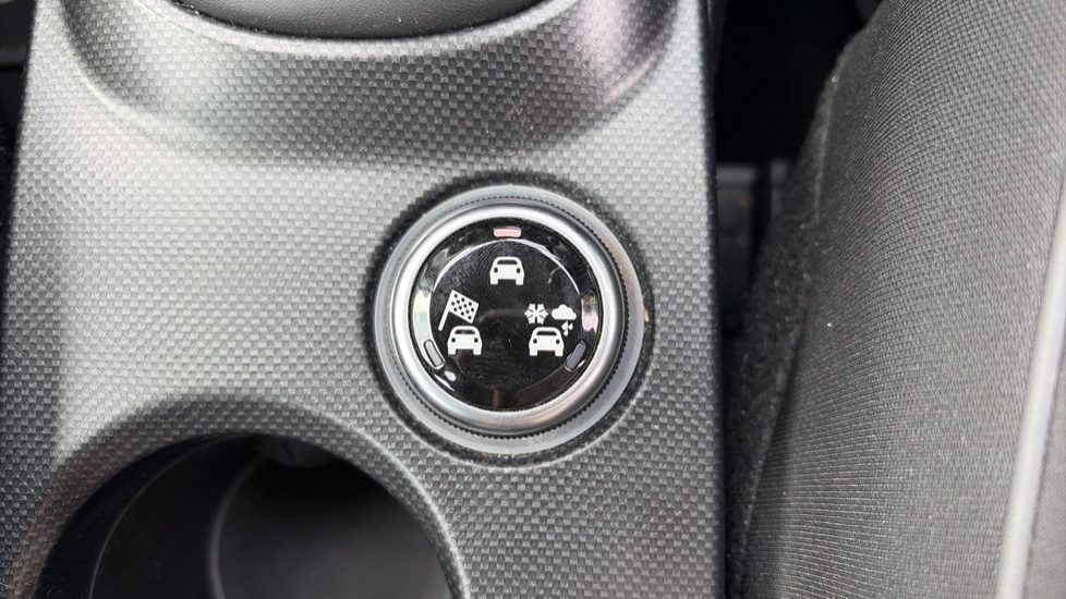 Fiat 500X 1.6 E-torQ Pop Star 5dr [Start Stop] Petrol Hatchback - Image 36