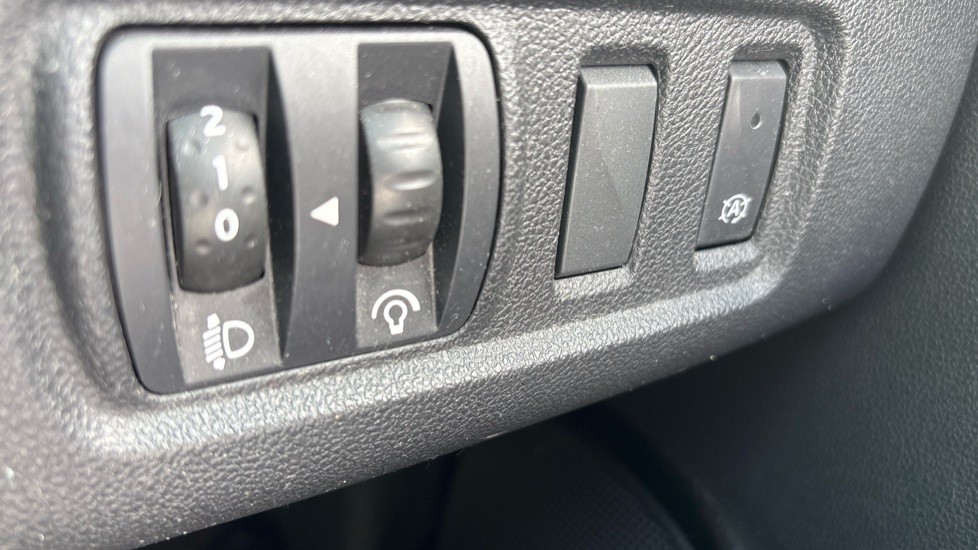 Renault Clio 0.9 TCE 90 Iconic 5dr Petrol Hatchback - Image 24