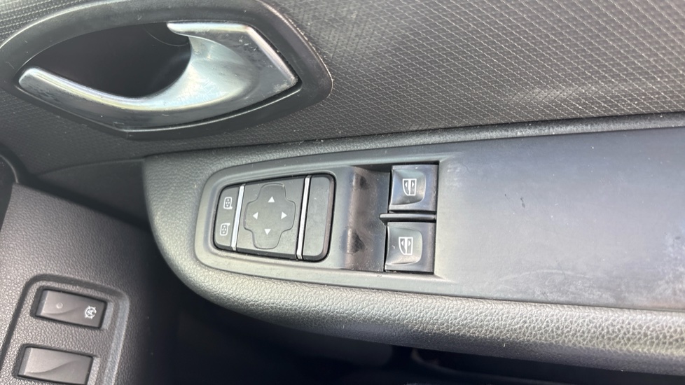 Renault Clio 0.9 TCE 90 Iconic 5dr Petrol Hatchback - Image 25