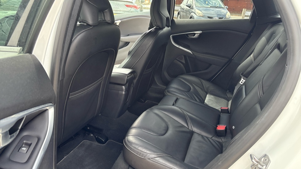 Volvo V40 T3 [152] R DESIGN Edition 5dr Geartronic Petrol Hatchback - Image 16