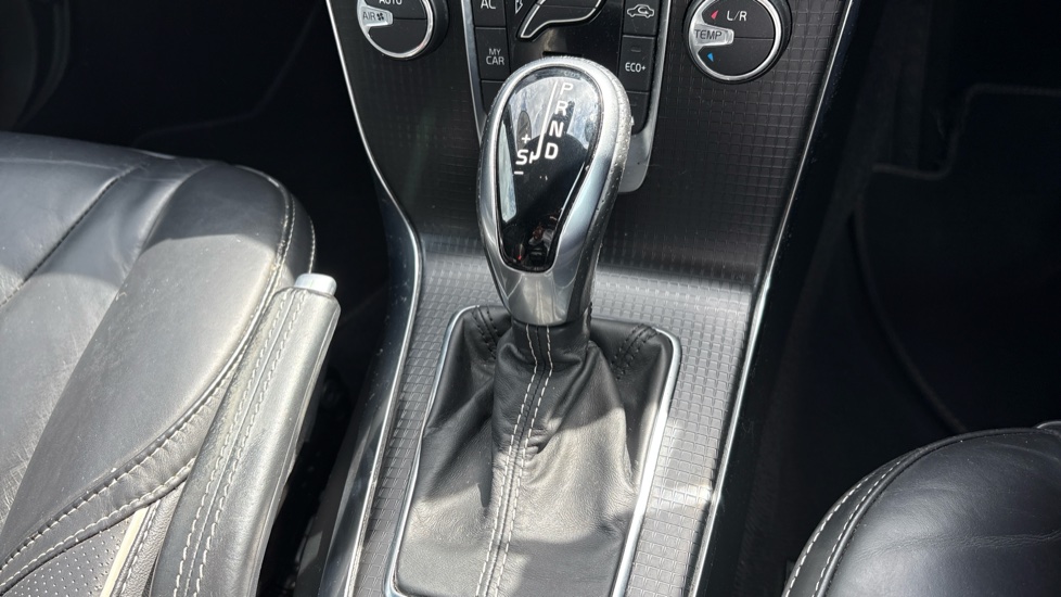Volvo V40 T3 [152] R DESIGN Edition 5dr Geartronic Petrol Hatchback - Image 21