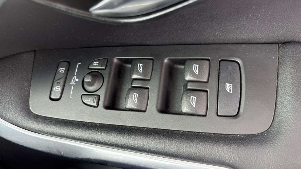 Volvo V40 T3 [152] R DESIGN Edition 5dr Geartronic Petrol Hatchback - Image 27