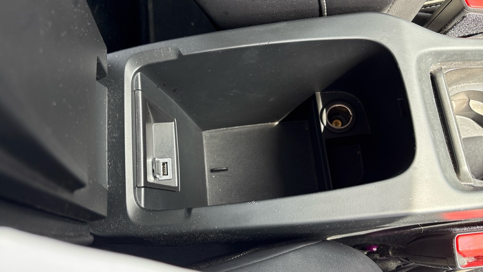 Volvo V40 T3 [152] R DESIGN Edition 5dr Geartronic Petrol Hatchback - Image 32