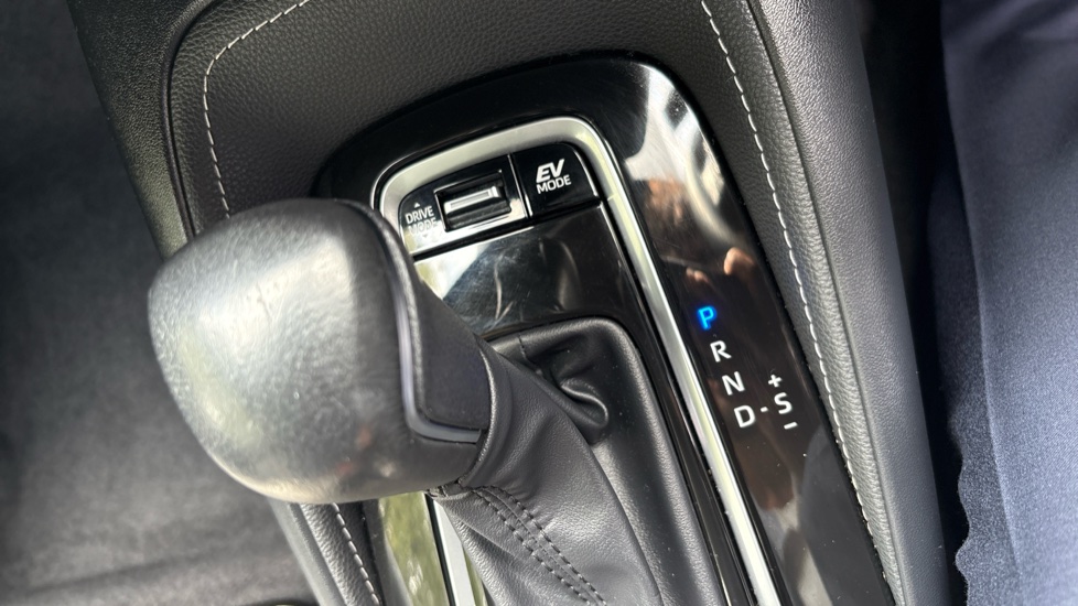 Toyota Corolla 2.0 VVT-i Hybrid Design 5dr CVT Hybrid Hatchback - Image 21