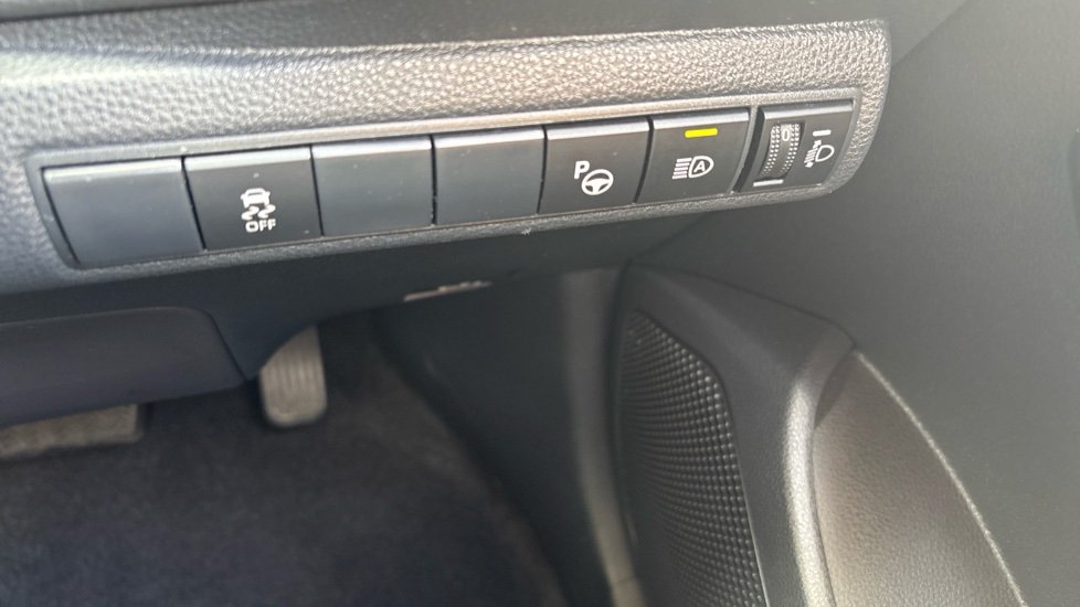 Toyota Corolla 2.0 VVT-i Hybrid Design 5dr CVT Hybrid Hatchback - Image 26