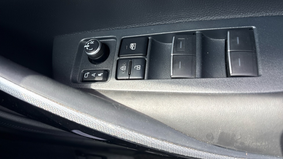 Toyota Corolla 2.0 VVT-i Hybrid Design 5dr CVT Hybrid Hatchback - Image 27