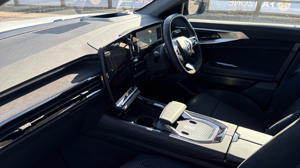 Renault Austral E-Tech FHEV Techno Esprit Alpine 5dr Auto Hybrid Estate - Image 9