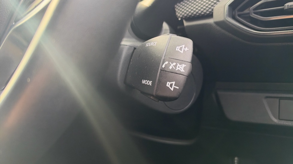 Dacia Jogger 1.0 TCe Extreme SE 5dr Petrol Estate - Image 20