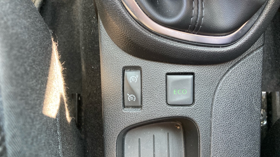 Renault Captur 0.9 TCE 90 Dynamique S Nav 5dr Petrol Hatchback - Image 30