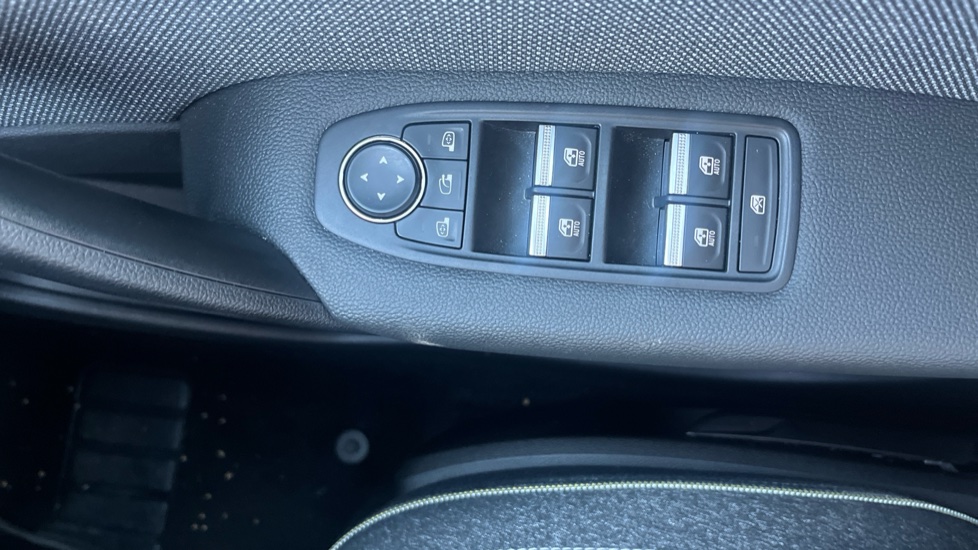 Renault Symbioz 1.8 E-Tech FHEV 160 Techno 5dr Auto Hybrid Estate - Image 37