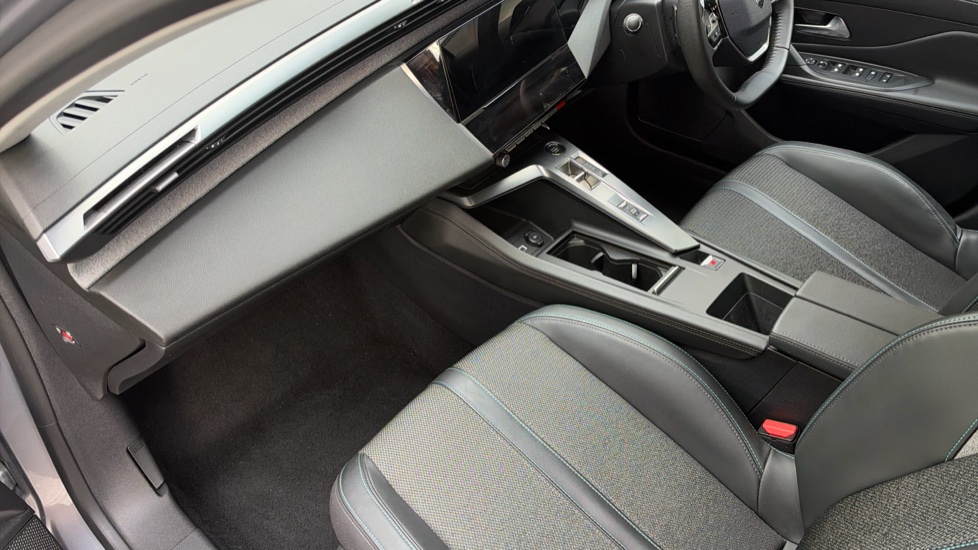 Peugeot 308 1.2 PureTech Allure 5dr EAT8 Petrol Estate - Image 14