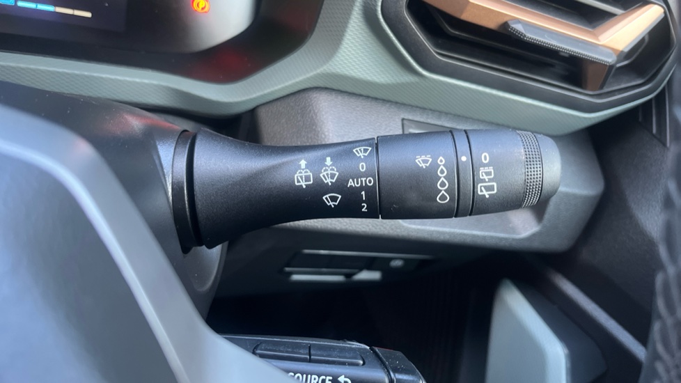 Dacia Duster 1.6 Hybrid 140 Extreme 5dr Auto Hybrid Estate - Image 31