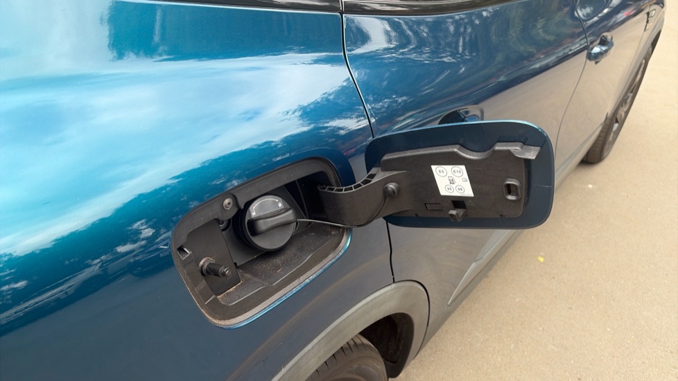 Renault Arkana 1.6 E-TECH Hybrid 145 R.S. Line 5dr Auto Hybrid Estate - Image 13