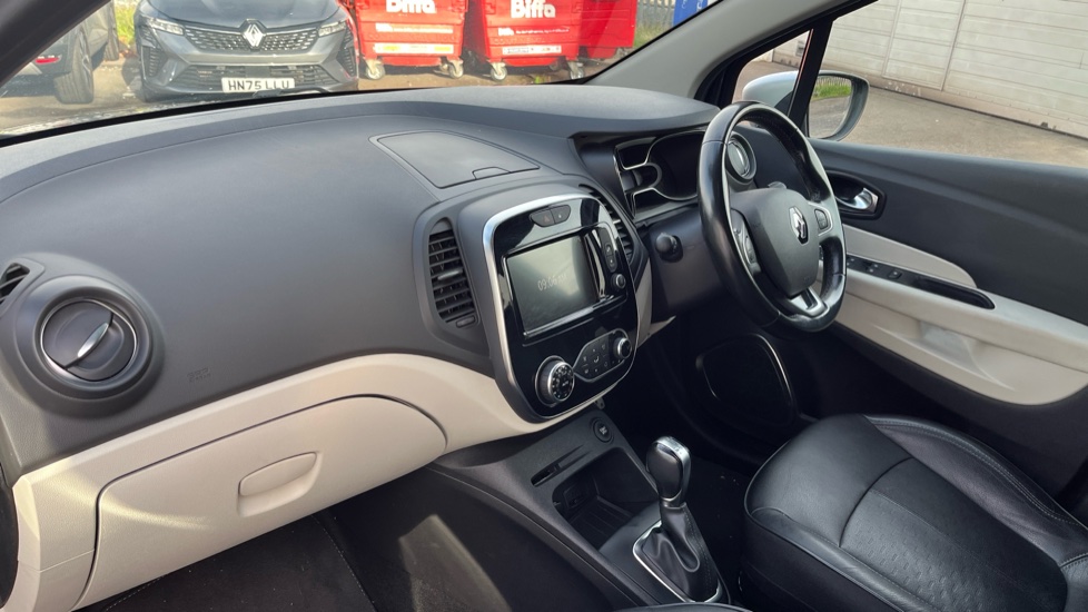 Renault Captur 1.2 TCE 120 Signature X Nav 5dr EDC Petrol Hatchback - Image 9