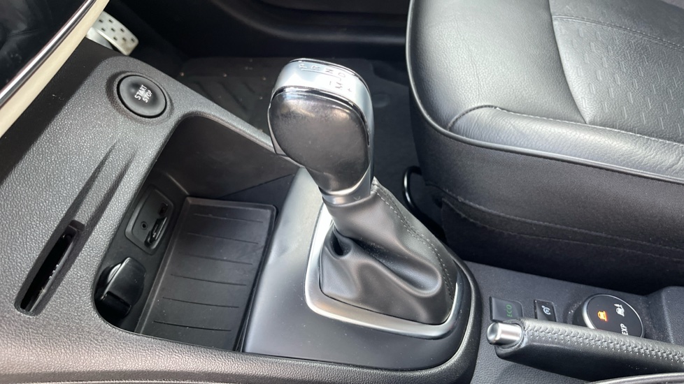 Renault Captur 1.2 TCE 120 Signature X Nav 5dr EDC Petrol Hatchback - Image 13
