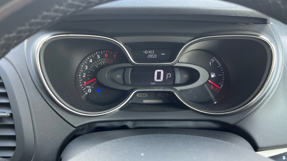 Renault Captur 1.2 TCE 120 Signature X Nav 5dr EDC Petrol Hatchback - Image 18
