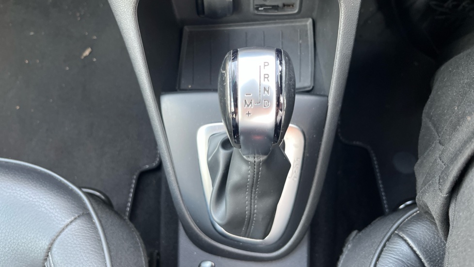 Renault Captur 1.2 TCE 120 Signature X Nav 5dr EDC Petrol Hatchback - Image 25