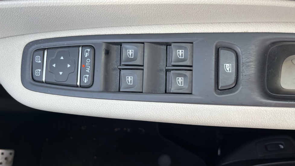 Renault Captur 1.2 TCE 120 Signature X Nav 5dr EDC Petrol Hatchback - Image 32