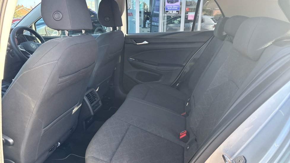 Volkswagen Golf 2.0 TDI Life 5dr DSG Diesel Hatchback - Image 16