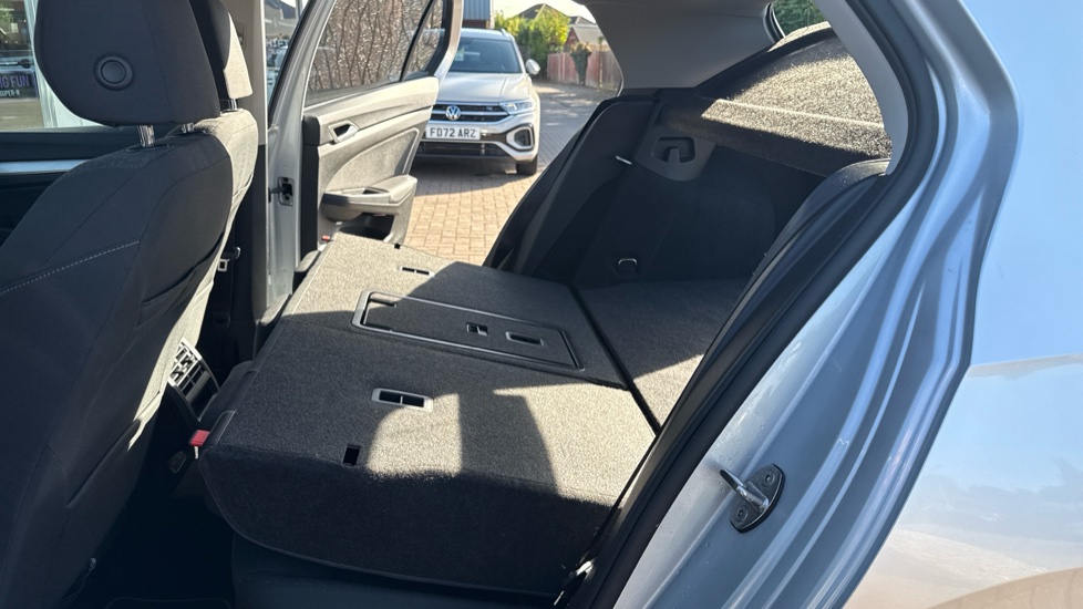 Volkswagen Golf 2.0 TDI Life 5dr DSG Diesel Hatchback - Image 33