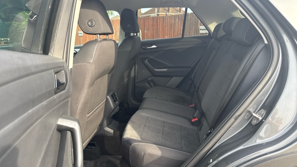 Volkswagen T-Roc 2.0 TSI 4MOTION Style 5dr DSG Petrol Hatchback - Image 16