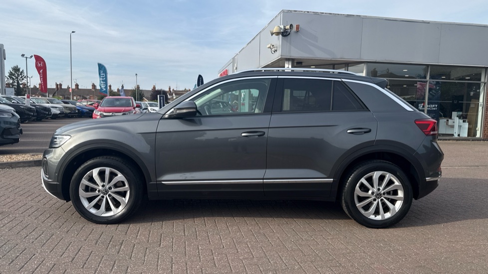 Volkswagen T-Roc 2.0 TSI 4MOTION Style 5dr DSG Petrol Hatchback - Image 26