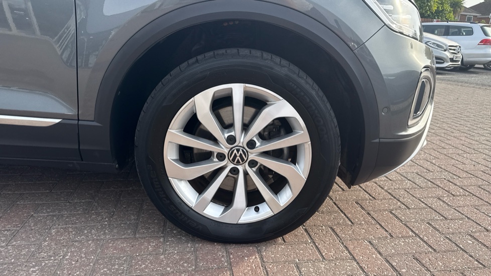 Volkswagen T-Roc 2.0 TSI 4MOTION Style 5dr DSG Petrol Hatchback - Image 29