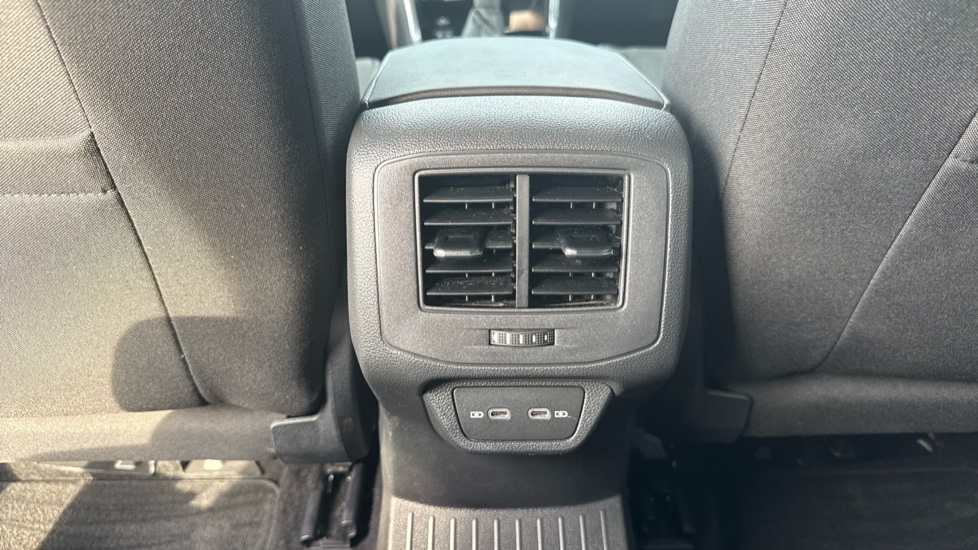 Volkswagen T-Roc 2.0 TSI 4MOTION Style 5dr DSG Petrol Hatchback - Image 35