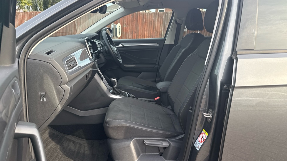 Volkswagen T-Roc 2.0 TSI 4MOTION Style 5dr DSG Petrol Hatchback - Image 36