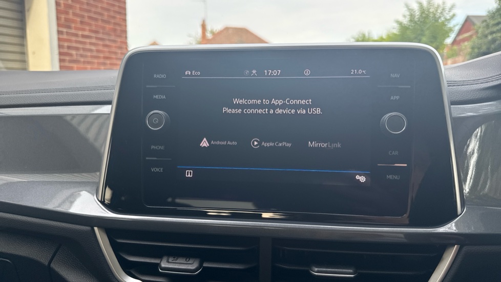 Volkswagen T-Roc 2.0 TSI 4MOTION Style 5dr DSG Petrol Hatchback - Image 39