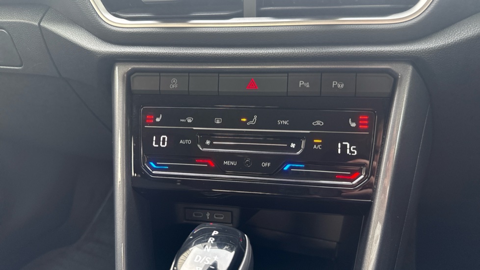 Volkswagen T-Roc 2.0 TSI 4MOTION Style 5dr DSG Petrol Hatchback - Image 40