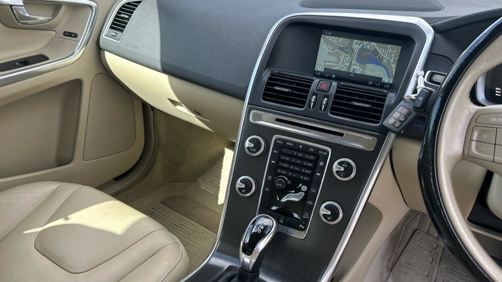 Volvo XC60 D5 [220] SE Lux Nav 5dr AWD Geartronic Diesel Estate - Image 14