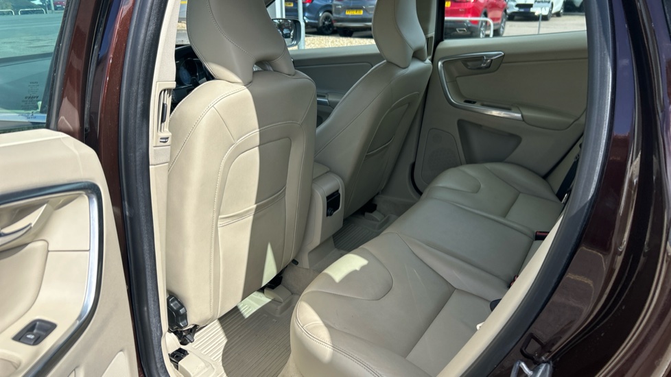 Volvo XC60 D5 [220] SE Lux Nav 5dr AWD Geartronic Diesel Estate - Image 42